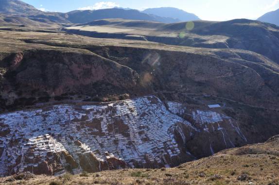 Em meio a um vale, surgem as Salinas de Maras, no Valle Sagrado, perto de Cusco, no Peru